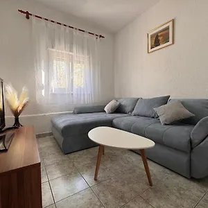 https://apartments-fortuna-biograd-na-moru.hotelinzadar.com